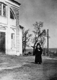 Иеромонах Рафаил у Благовещенского храма г. Козельска. 1940-е годы
 