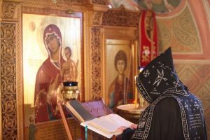 И нас на земли сподоби чистым сердцем Тебе славити